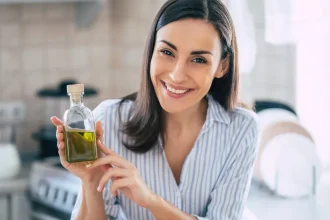 Τι θα συμβεί αν πίνουμε ένα σφηνάκι ελαιόλαδο κάθε μέρα
