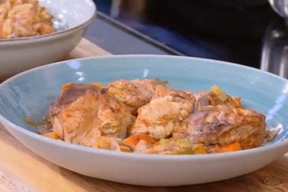 Κοτόπουλο με λάχανο, πράσο και ντομάτα