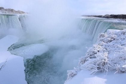 Παγωμένος Νιαγάρας: το χειμωνιάτικο πρόσωπο ενός φυσικού θρύλου