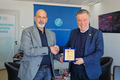 Απονομή τιμητικής πλακέτας στον Καθηγητή Σταύρο Ταραβήρα από τον Αναπλ. Περιφερειάρχη, Χαράλαμπο Μπονάνο