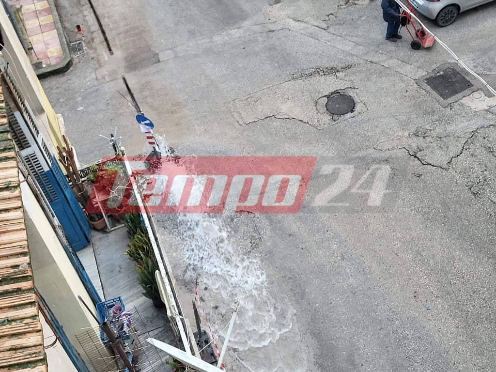Πάτρα: "Συντριβάνι" το νερό στην οδό Κολοκοτρώνη - ΦΩΤΟ