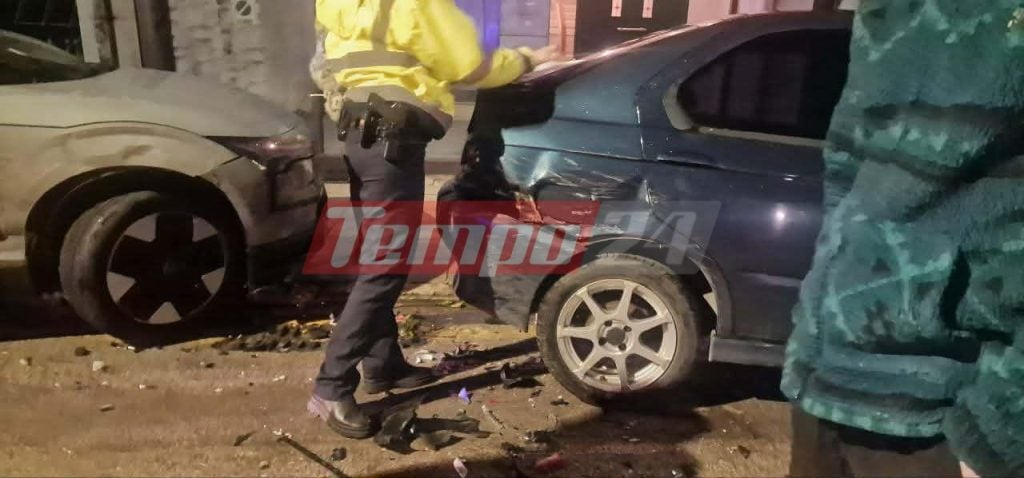 Τροχαίο στο κέντρο της Πάτρας - Το "γιγαντιαίο" αγροτικό "καρφώθηκε" σε σταθμευμένα ΙΧ - ΦΩΤΟ