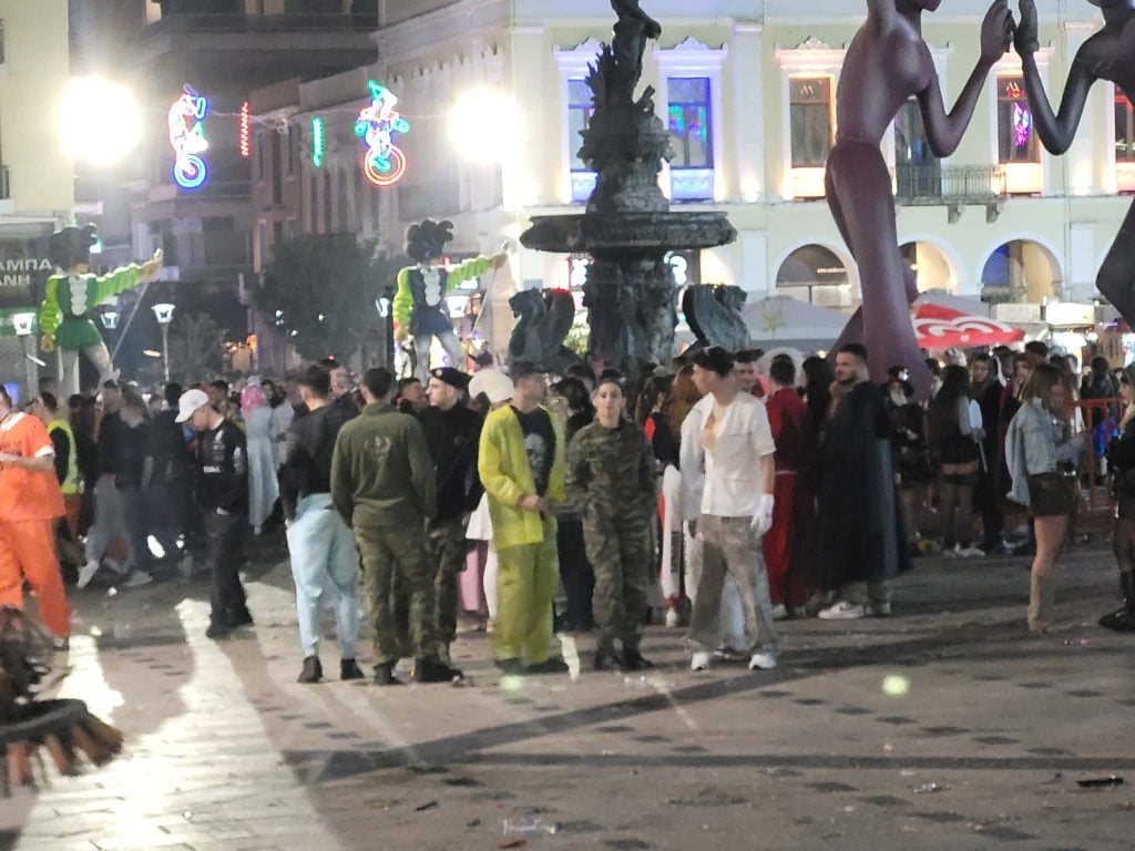 Η καρναβαλική Πάτρα δεν κοιμάται σήμερα - Ώρα 6 το πρωΐ: Γεμάτοι δρόμοι , πλατείες, πεζόδρομοι ΦΩΤΟ