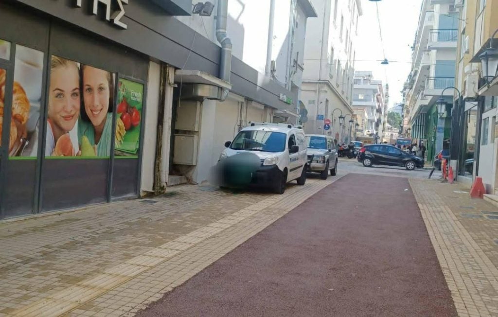 Πάτρα: Απαράδεκτες εικόνες στους πεζόδρομους - Έχουν μετατραπεί σε απέραντα πάρκινγκ - ΦΩΤΟ