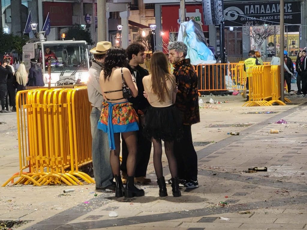 Η καρναβαλική Πάτρα δεν κοιμάται σήμερα - Ώρα 6 το πρωΐ: Γεμάτοι δρόμοι , πλατείες, πεζόδρομοι ΦΩΤΟ