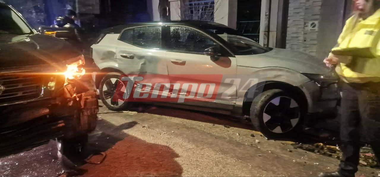 Τροχαίο στο κέντρο της Πάτρας - Το "γιγαντιαίο" αγροτικό "καρφώθηκε" σε σταθμευμένα ΙΧ - ΦΩΤΟ