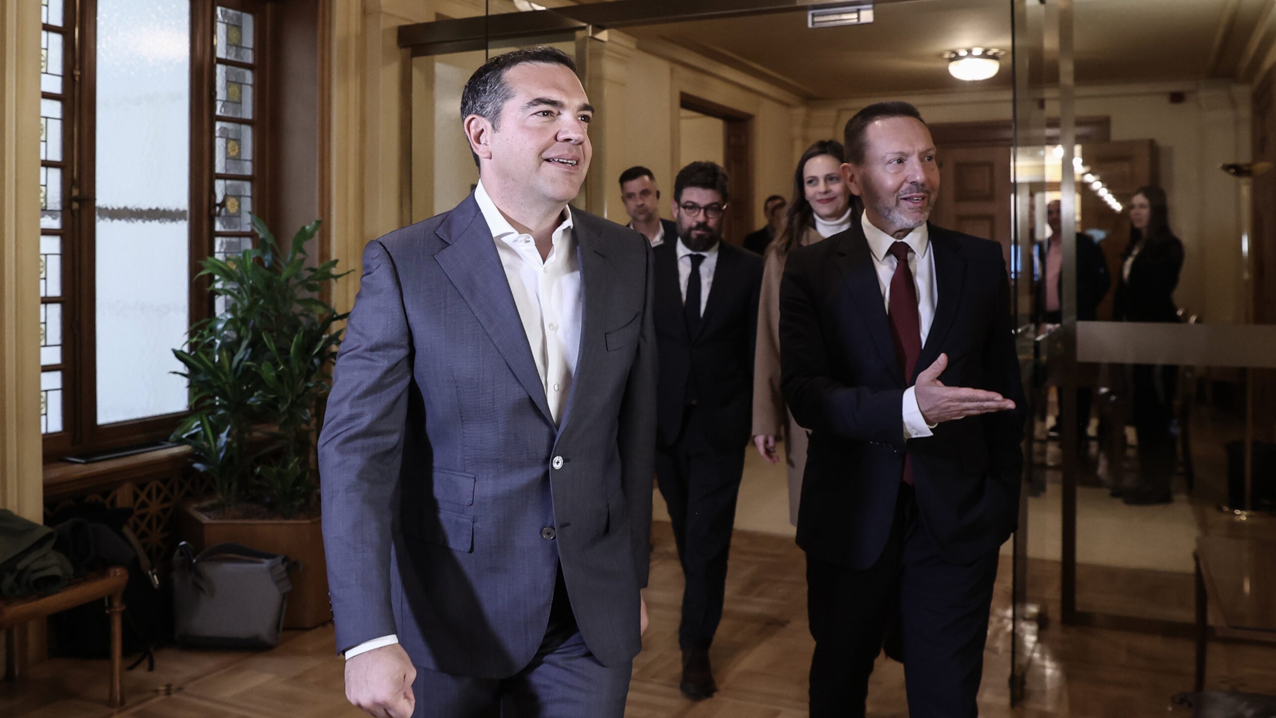 Τσίπρας κατά Στουρνάρα: Μια τρίτη θητεία αξίζει κάθε κόπο