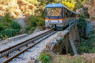 "Έμεινε" ξανά στις ράγες ο Οδοντωτός – Ακινητοποιήθηκε συρμός με 77 επιβάτες λόγω βλάβης, μαζί και το εφεδρικό τρένο