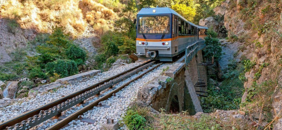 "Έμεινε" ξανά στις ράγες ο Οδοντωτός – Ακινητοποιήθηκε συρμός με 77 επιβάτες λόγω βλάβης, μαζί και το εφεδρικό τρένο