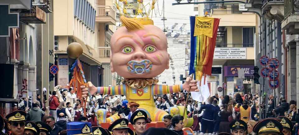 Πάτρα: Περίπου 20.000 μικροί καρναβαλιστές ετοιμάζονται για το φινάλε - Τα άρματα και η σειρά παρέλασης της Κυριακής
