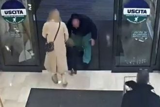 Ιταλία: Βίντεο σοκ - Η στιγμή που άστεγος αρπάζει παιδί από καρότσι
