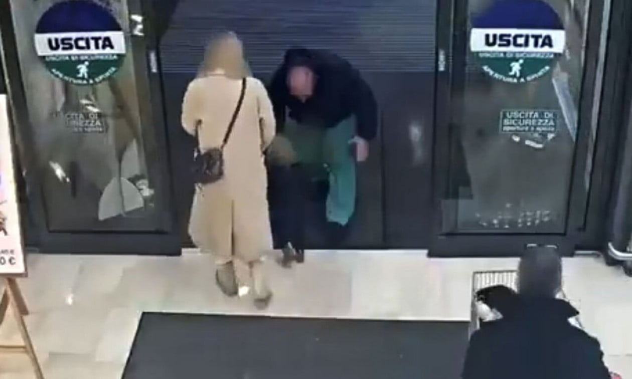 Ιταλία: Βίντεο σοκ - Η στιγμή που άστεγος αρπάζει παιδί από καρότσι