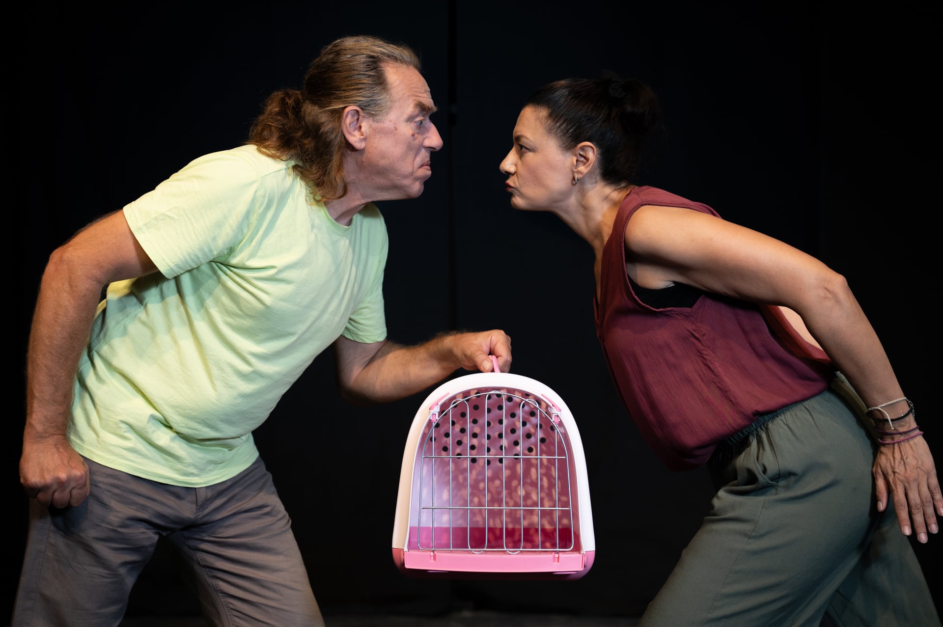 Η μαύρη κωμωδία «Σκυλίσια ζωή» επιστρέφει στην Πάτρα