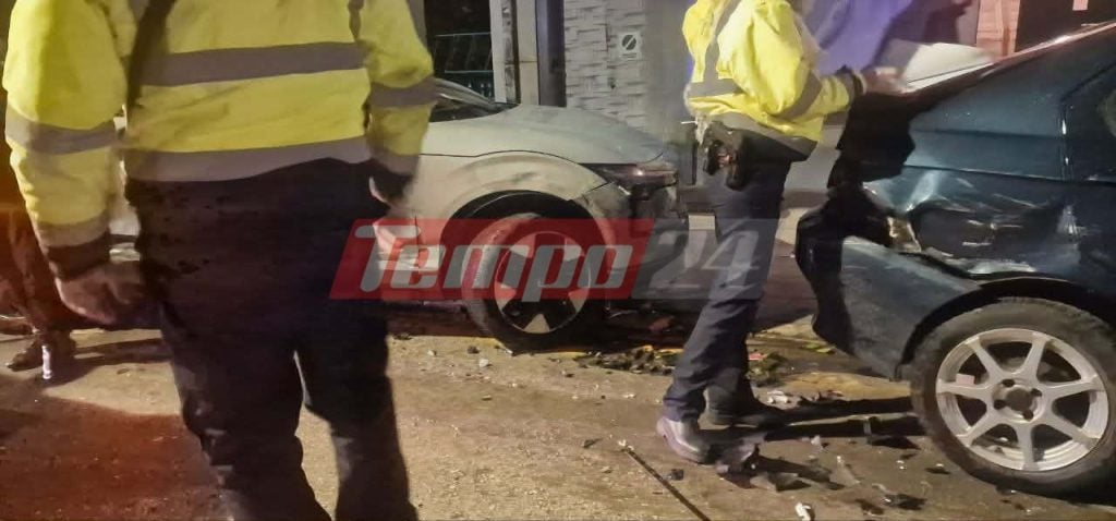 Τροχαίο στο κέντρο της Πάτρας - Το "γιγαντιαίο" αγροτικό "καρφώθηκε" σε σταθμευμένα ΙΧ - ΦΩΤΟ