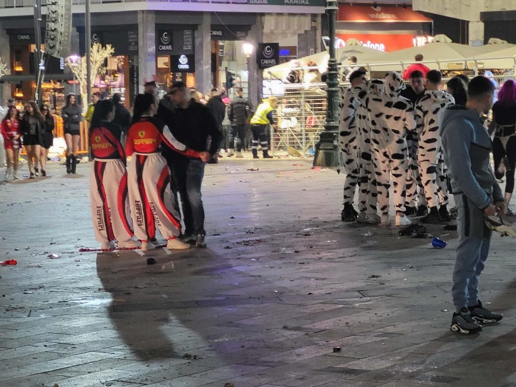 Η καρναβαλική Πάτρα δεν κοιμάται σήμερα - Ώρα 6 το πρωΐ: Γεμάτοι δρόμοι , πλατείες, πεζόδρομοι ΦΩΤΟ