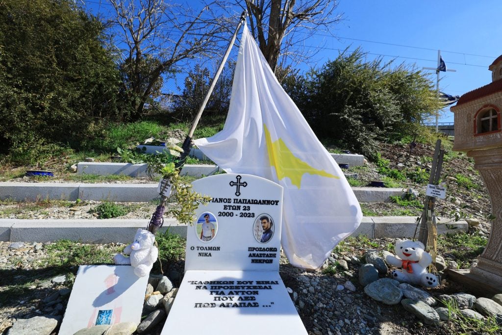 Τέμπη: Συγκίνηση στο τρισάγιο στο σημείο της τραγωδίας