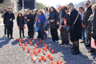 Τέμπη: Συγκίνηση στο τρισάγιο στο σημείο της τραγωδίας