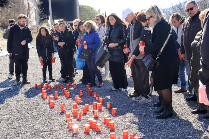 Τέμπη: Συγκίνηση στο τρισάγιο στο σημείο της τραγωδίας