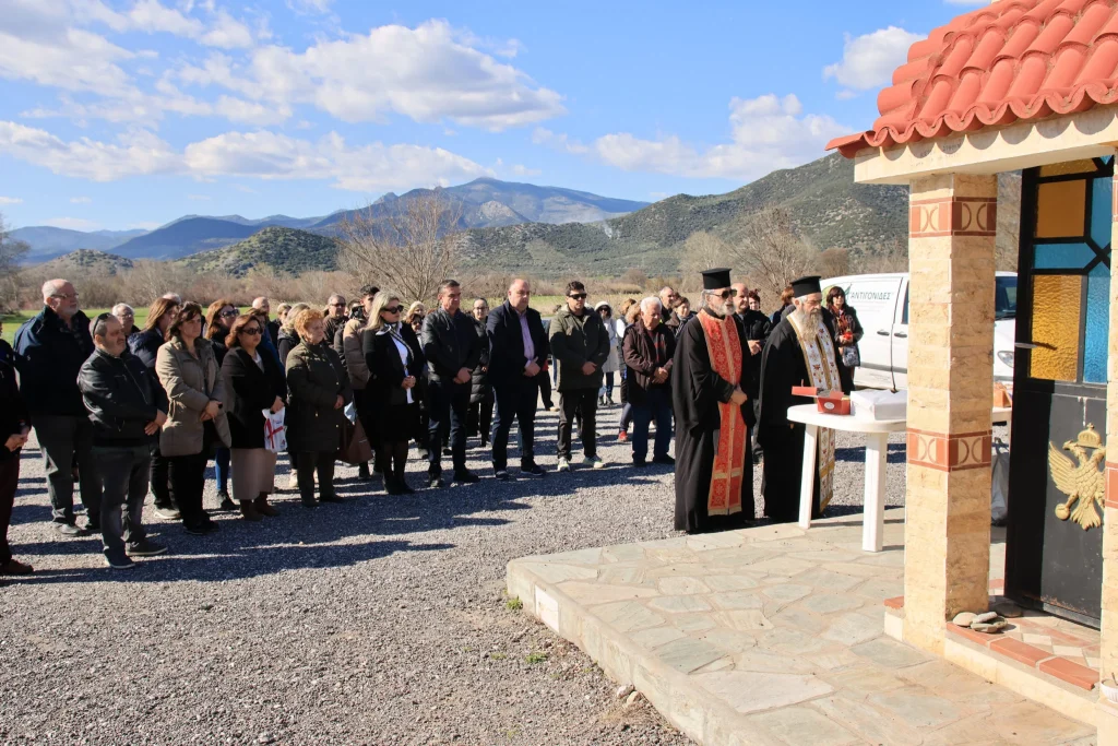 Τέμπη: Συγκίνηση στο τρισάγιο στο σημείο της τραγωδίας