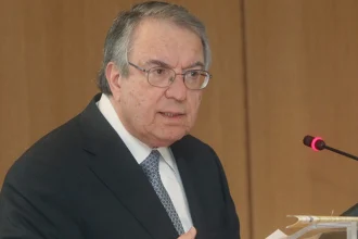 Γιώργος Μπαμπινιώτης: Ο καθηγητής Γλωσσολογίας εξηγεί γιατί Έλληνες και Ρωμιοί δεν είναι αντίθετες έννοιες