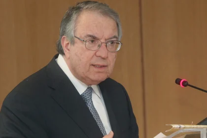 Γιώργος Μπαμπινιώτης: Ο καθηγητής Γλωσσολογίας εξηγεί γιατί Έλληνες και Ρωμιοί δεν είναι αντίθετες έννοιες