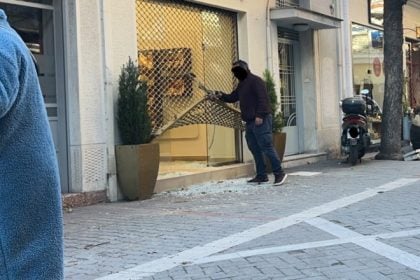 Έσπασαν τζαμαρία κοσμηματοπωλείου, κατέβασαν ρολά με ιμάντα και άρπαξαν κοσμήματα