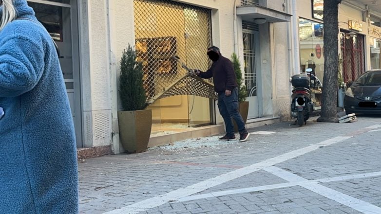 Έσπασαν τζαμαρία κοσμηματοπωλείου, κατέβασαν ρολά με ιμάντα και άρπαξαν κοσμήματα