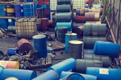 Συνελήφθη 43χρονη ιδιοκτήτρια επιχείρησης στον Ασπρόπυργο για ρύπανση του περιβάλλοντος με επικίνδυνα απόβλητα