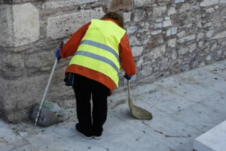 Εργαζόμενη στην καθαριότητα δήμου Κοζάνης βρήκε και παρέδωσε γεμάτο πορτοφόλι για δεύτερη φορά