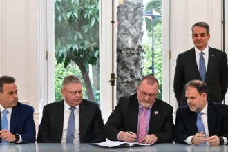 Μπήκαν οι υπογραφές της Ελλάδας με τη Chevron για υδρογονάθρακες σε Κρήτη και Πελοπόννησο παρουσία Μητσοτάκη