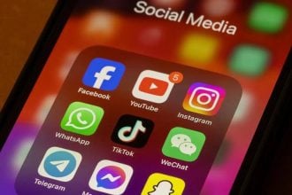 Οι ΗΠΑ θα ζητούν δαχτυλικά αποτυπώματα και ιστορικό των social media από τους Ευρωπαίους που θέλουν να επισκεφτούν τη χώρα