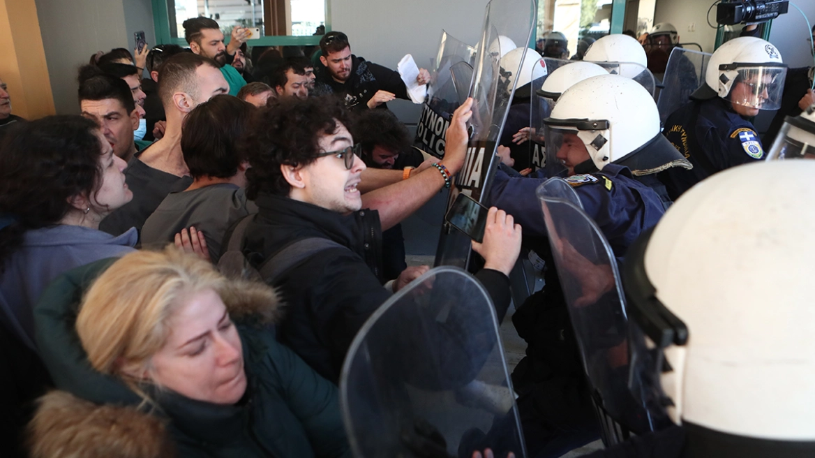 Επεισόδια στο νοσοκομείο Νίκαιας κατά την επίσκεψη Γεωργιάδη-Δείτε φωτογραφίες