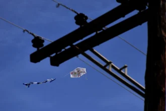 Καθαρή Δευτέρα: Προσοχή κατά το πέταγμα χαρταετού συμβουλεύει ο ΔΕΔΔΗΕ