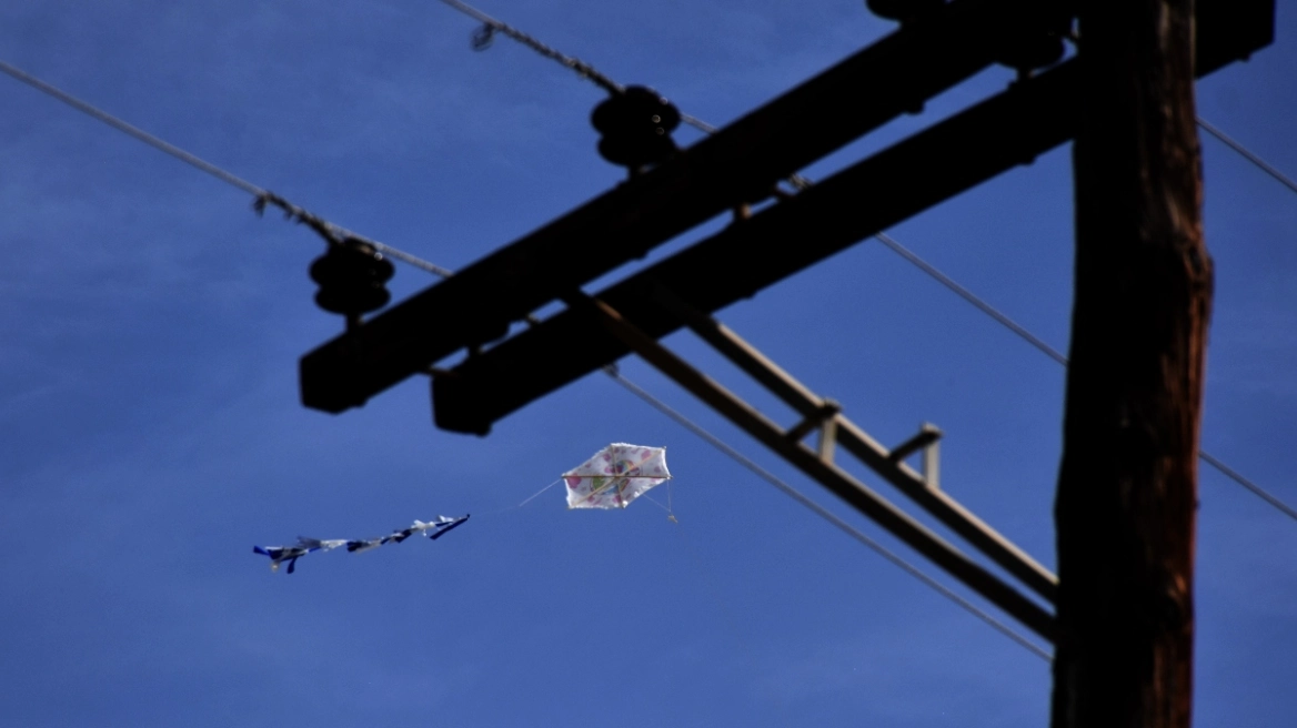 Καθαρή Δευτέρα: Προσοχή κατά το πέταγμα χαρταετού συμβουλεύει ο ΔΕΔΔΗΕ