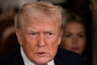 Απαίτηση Τραμπ από τη Netflix να διώξει κορυφαία σύμβουλο των Ομπάμα και Μπάιντεν