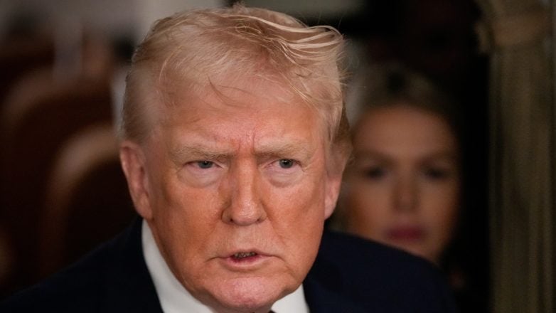 Απαίτηση Τραμπ από τη Netflix να διώξει κορυφαία σύμβουλο των Ομπάμα και Μπάιντεν