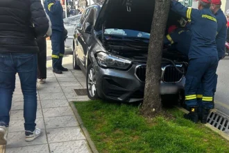 Τροχαίο στο κέντρο του Αγρινίου, αυτοκίνητο προσέκρουσε σε τρία οχήματα και καρφώθηκε σε δέντρο-ΦΩΤΟ