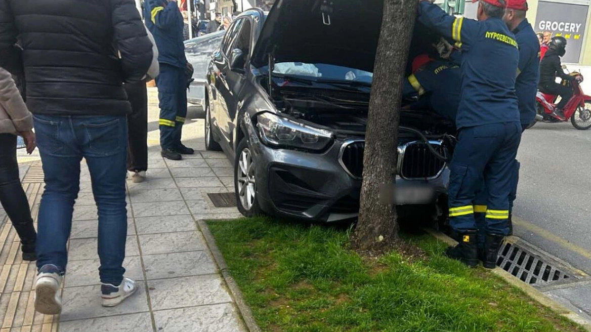 Τροχαίο στο κέντρο του Αγρινίου, αυτοκίνητο προσέκρουσε σε τρία οχήματα και καρφώθηκε σε δέντρο-ΦΩΤΟ