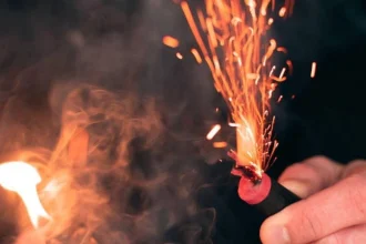 Χειρουργείται ο 17χρονος μετά την έκρηξη κροτίδας στο χέρι του, τραυματίστηκε σε τρία δάχτυλα