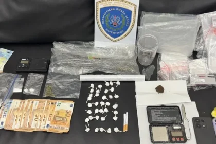 Συνελήφθη 23χρονος για διακίνηση ναρκωτικών, βρέθηκαν σε δύο διαμερίσματά του κοκαΐνη, κάνναβη και «φιξάκια»