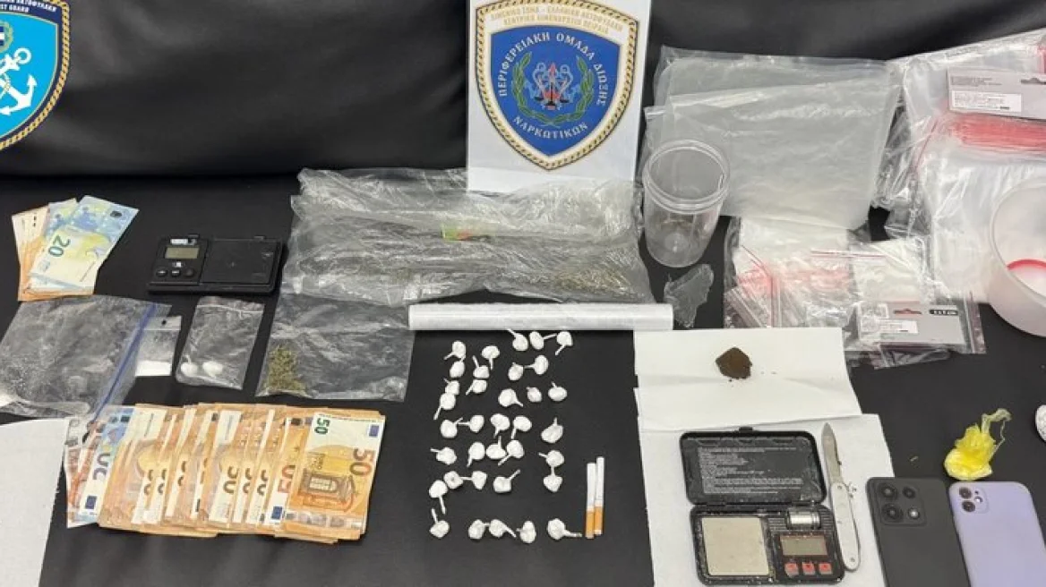 Συνελήφθη 23χρονος για διακίνηση ναρκωτικών, βρέθηκαν σε δύο διαμερίσματά του κοκαΐνη, κάνναβη και «φιξάκια»