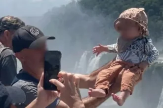 Σάλος με τουρίστα στην Αργεντινή: Σήκωσε βρέφος πάνω από κιγκλίδωμα στον καταρράκτη «Λαιμός του Διαβόλου» για το βγάλει φωτογραφία