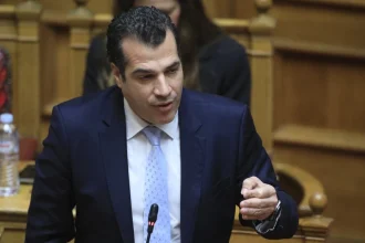 Κόντρα στη Βουλή για την τραγωδία στη Χίο: «Εγώ πιστεύω το λιμενικό, η αντιπολίτευση μπορεί να πιστεύει τους διακινητές» είπε ο Πλεύρης