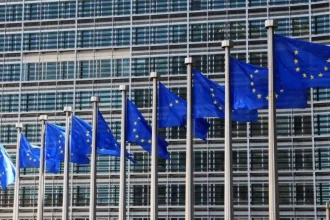 Ευρωπαϊκή Επιτροπή για δασμούς: Η συμφωνία είναι συμφωνία, η ΕΕ αναμένει από τις ΗΠΑ να τηρήσουν τις δεσμεύσεις τους