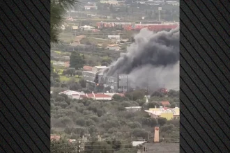Φωτιά τώρα στα Σπάτα, καίγεται αποθήκη επιχείρησης