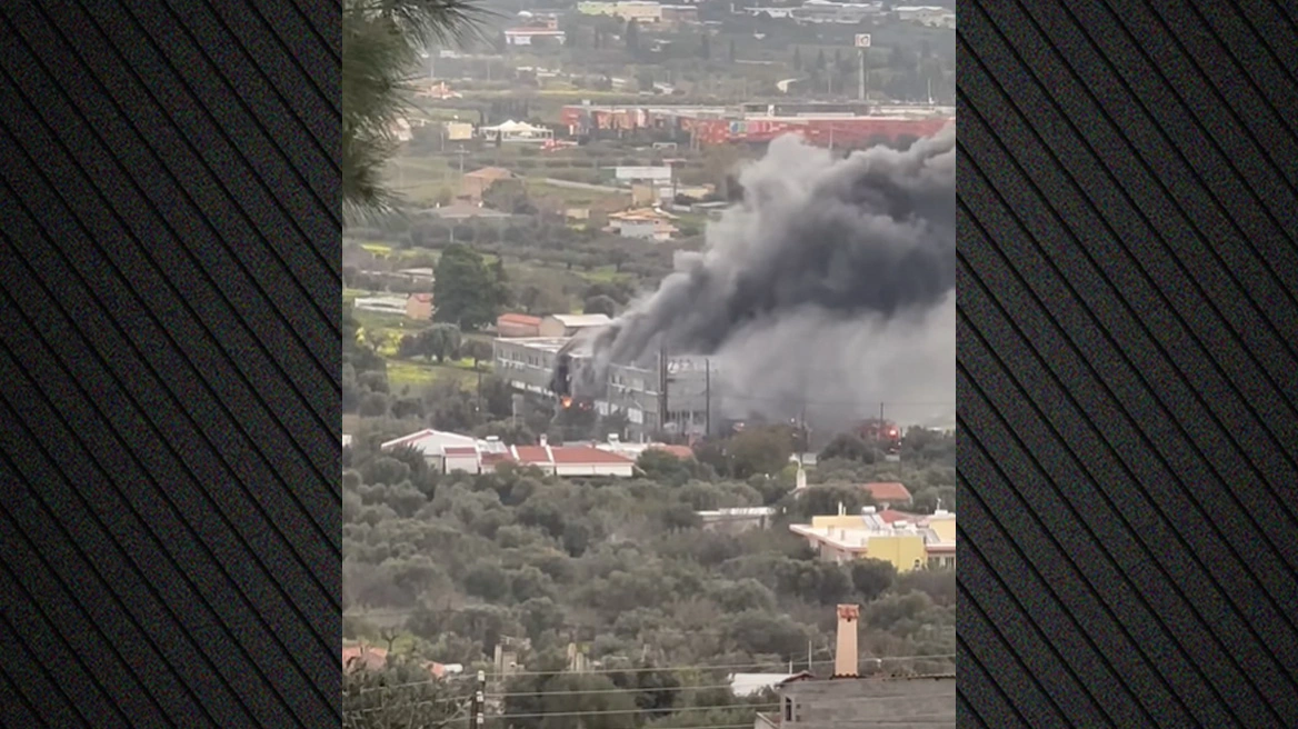 Φωτιά τώρα στα Σπάτα, καίγεται αποθήκη επιχείρησης