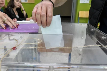 Δημοσκόπηση Interview: Στο 31,6% η ΝΔ στην εκτίμηση εκλογικού αποτελέσματος, πίσω από τον Τσίπρα η Καρυστιανού