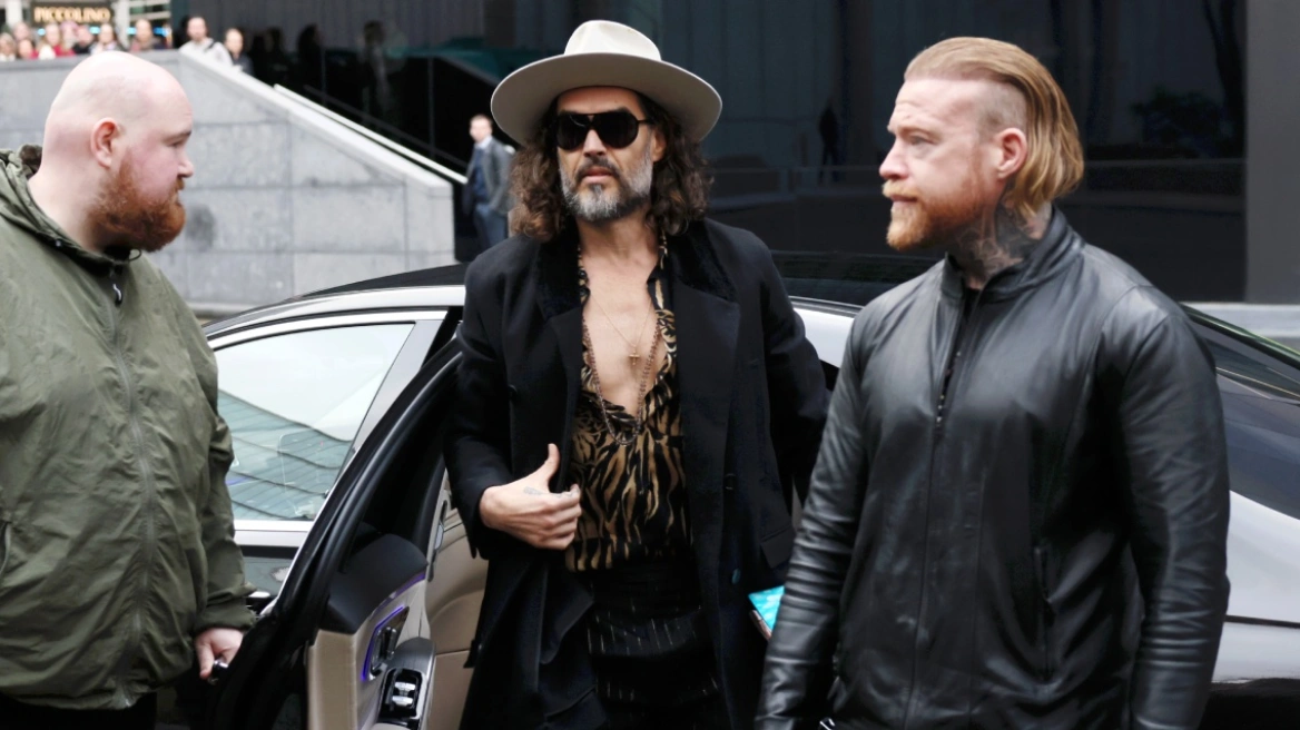 Ο Ράσελ Μπραντ δήλωσε αθώος για νέες κατηγορίες βιασμού και σεξουαλικής επίθεσης