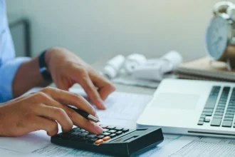 Φορολογικές δηλώσεις 2025: Πότε ξεκινά η υποβολή τους, τι να προσέξετε στα προσυμπληρωμένα έντυπα