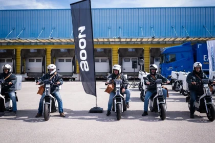 Ανανεώνεται μετά από 25 χρόνια ο στόλος των ΕΛΤΑ με 250 ηλεκτρικά δίκυκλα ελληνικής παραγωγής